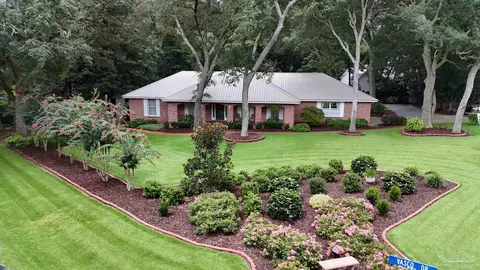 2146 Club House Dr, Lillian, AL 36549