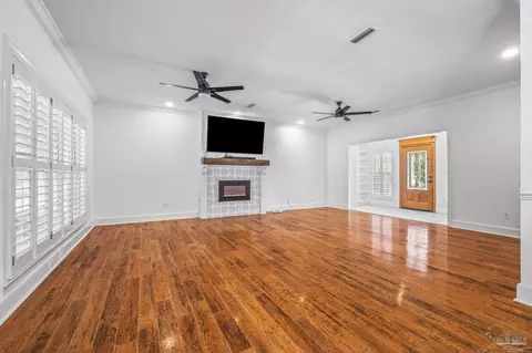Living - 5704 Nicklaus Ln, Milton, FL 32570 photo 2 of 5