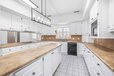 Kitchen - 5704 Nicklaus Ln, Milton, FL 32570 photo 3 of 6