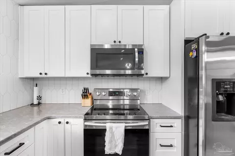 Kitchen - 5337 Casper Cir, Milton, FL 32570 photo 3 of 4