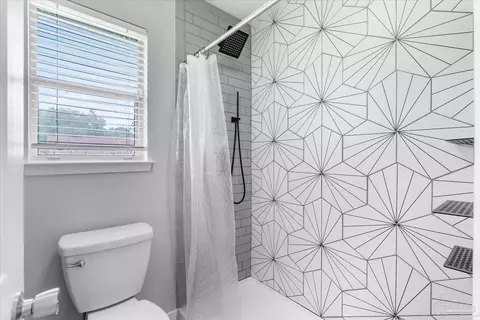 Bath - 5337 Casper Cir, Milton, FL 32570 photo 3 of 4