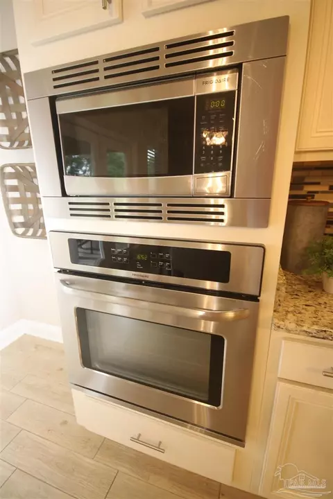 Kitchen - 2608 Gemstone Cir, Pace, FL 32571 photo 3 of 5