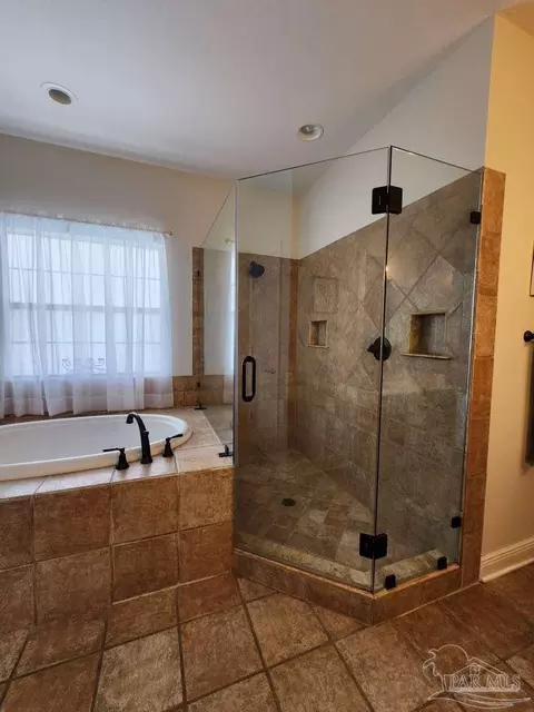 Bath - 4115 Lancaster Gate Dr, Pace, FL 32571 photo 6 of 10