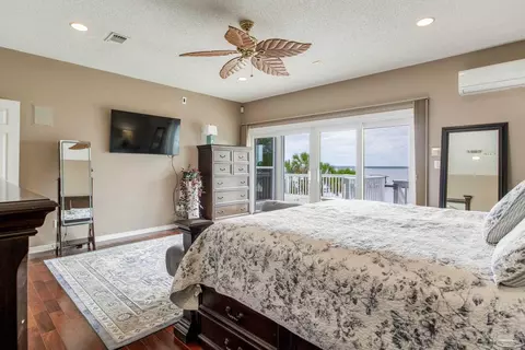 Bedroom - 4540 Bayside Dr, Milton, FL 32583 photo 2 of 10