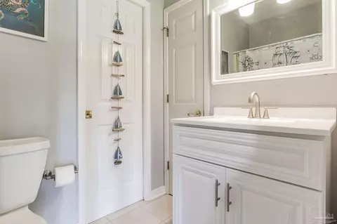 Bath - 4540 Bayside Dr, Milton, FL 32583 photo 6 of 11