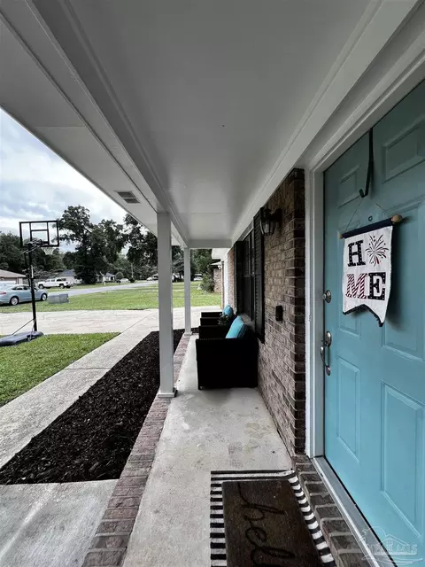 5560 Debbie Dr, Milton, FL 32570 photo 2