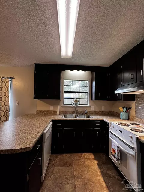5560 Debbie Dr, Milton, FL 32570 photo 12