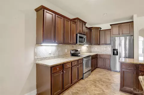 Kitchen - 5545 Heatherton Rd, Milton, FL 32570 photo 2 of 5