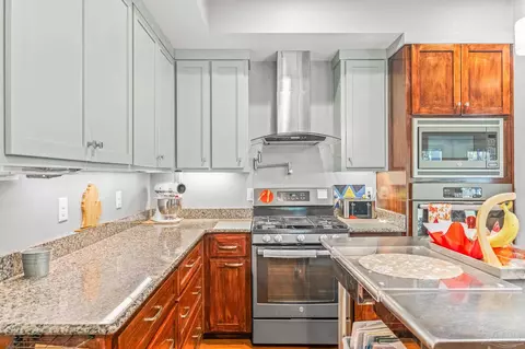 Kitchen - 2530 Ten Mile Rd, Pace, FL 32571 photo 3 of 6