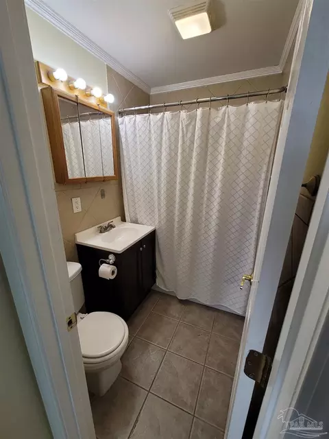 Bath - 6652 Cedar St, Milton, FL 32570 photo 1 of 1