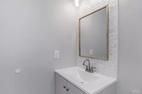 Bath - 4304 W Avenida De Golf, Pace, FL 32571 photo 4 of 4