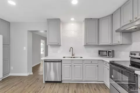Kitchen - 4304 W Avenida De Golf, Pace, FL 32571 photo 2 of 3