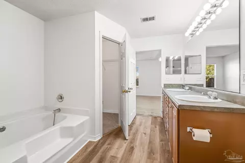 Bath - 4797 Oscar Ln, Pace, FL 32571 photo 2 of 4
