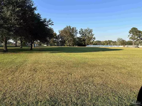 586 Pinebrook Cir, Cantonment, FL 32533