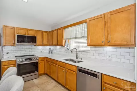 Kitchen - 4813 Makenna Cir, Pace, FL 32571 photo 3 of 4