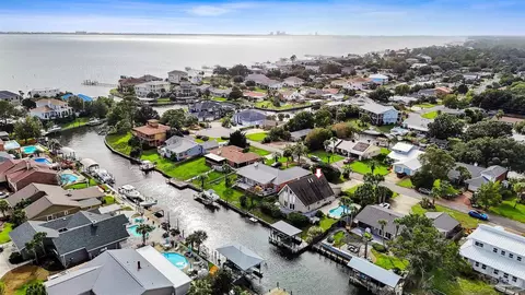 1114 Park Ln, Gulf Breeze, FL 32563