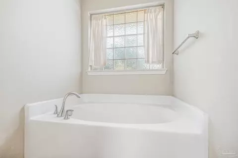 Bath - 4689 Belvedere Cir, Pace, FL 32571 photo 3 of 5