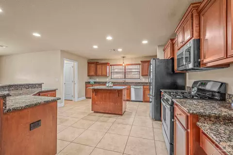Kitchen - 4689 Belvedere Cir, Pace, FL 32571 photo 4 of 7