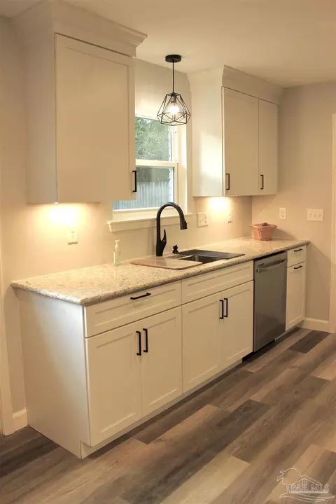 Kitchen - 4448 Pine Villa Cir, Pace, FL 32571 photo 15 of 17