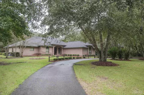 1712 Woodridge Dr, Atmore, AL 36502