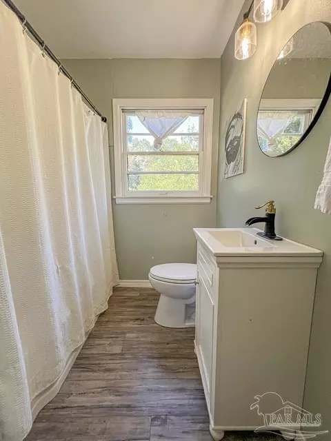 Bath - 6668 Maple St, Milton, FL 32570 photo 3 of 3