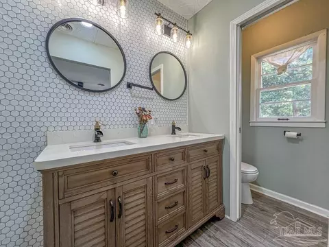 Bath - 6668 Maple St, Milton, FL 32570 photo 2 of 3
