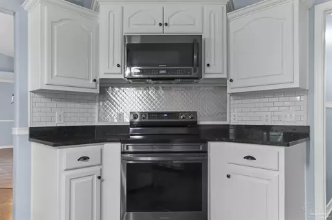 Kitchen - 5669 Als Way, Milton, FL 32583 photo 2 of 4