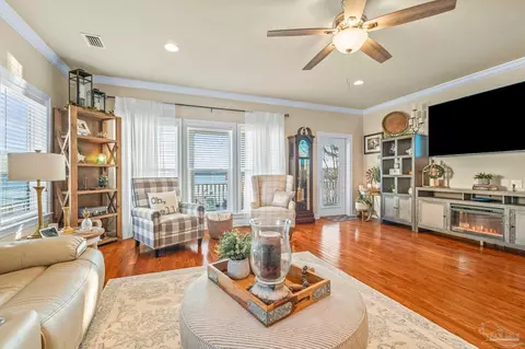 Living - 7691 Petersen Pt Rd, Milton, FL 32583 photo 2 of 7