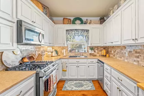 Kitchen - 7691 Petersen Pt Rd, Milton, FL 32583 photo 3 of 5