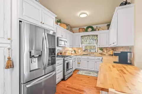 Kitchen - 7691 Petersen Pt Rd, Milton, FL 32583 photo 2 of 5