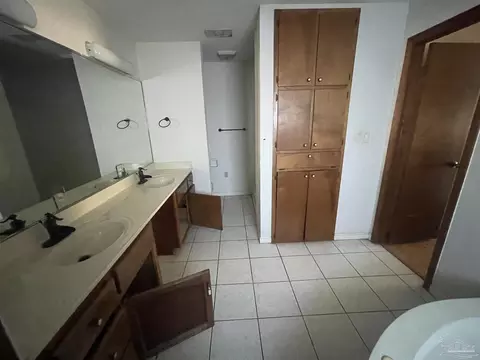 Bath - 3579 Acy Lowery Rd, Pace, FL 32571 photo 3 of 4