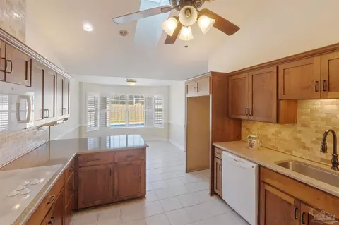 Kitchen - 1012 Brandermill Dr, Cantonment, FL 32533 photo 5 of 6