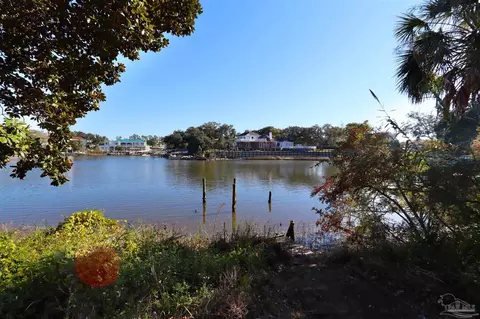 206 Pinetree Dr, Gulf Breeze, FL 32561