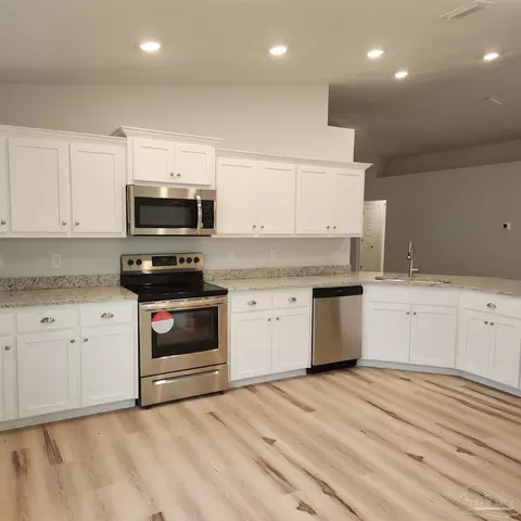 Kitchen - 1770 Leigh Loop #4D, Cantonment, FL 32533 photo 3 of 4