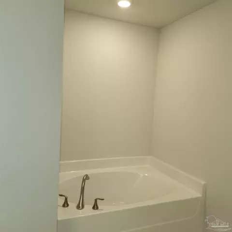Bath - 1770 Leigh Loop #4D, Cantonment, FL 32533 photo 2 of 6