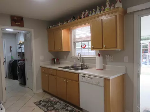 Kitchen - 3314 Meghans Way, Pace, FL 32571 photo 3 of 5