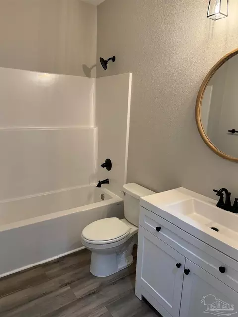 Bath - 6772 Contentment St, Milton, FL 32583 photo 1 of 3