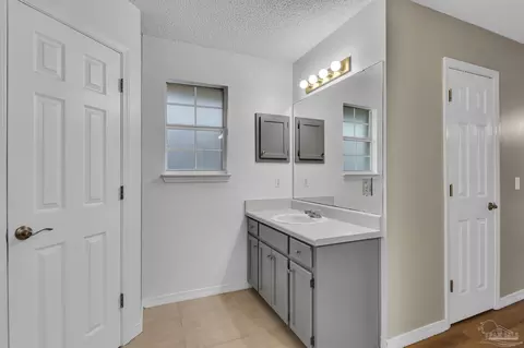 Bath - 6543 Eagle Crest Dr, Milton, FL 32570 photo 3 of 4