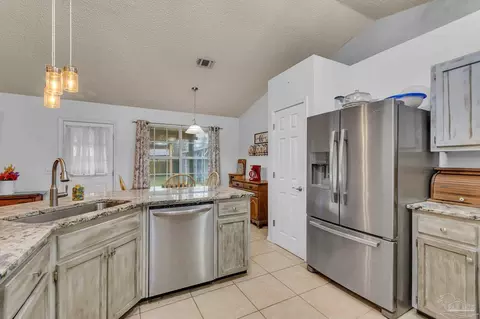 Kitchen - 6543 Eagle Crest Dr, Milton, FL 32570 photo 4 of 5