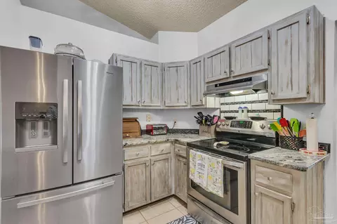 Kitchen - 6543 Eagle Crest Dr, Milton, FL 32570 photo 5 of 5