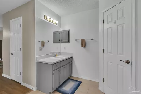 Bath - 6543 Eagle Crest Dr, Milton, FL 32570 photo 2 of 4