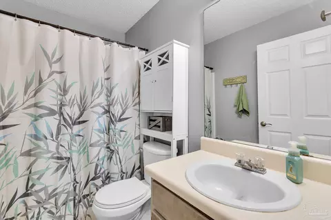 Bath - 6543 Eagle Crest Dr, Milton, FL 32570 photo 4 of 4