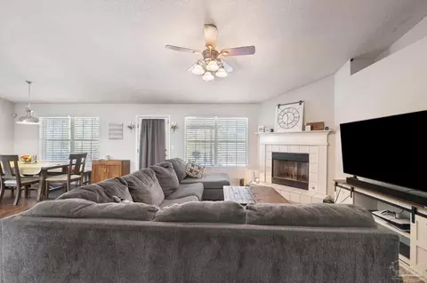 Living - 4874 Jaimee Leigh Dr, Milton, FL 32570 photo 2 of 3