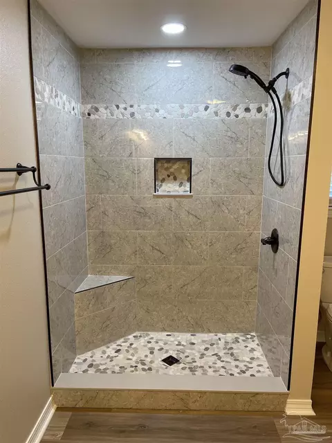 Bath - 6701 Will Jones Rd, Jay, FL 32565 photo 2 of 4