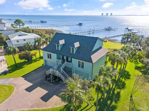 2837 Bay St, Gulf Breeze, FL 32563