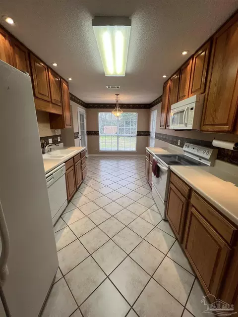 1402 Moonlight Dr, Cantonment, FL 32533 photo 4