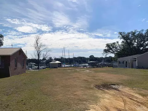 302 Edgewater Dr, Pensacola, FL 32507