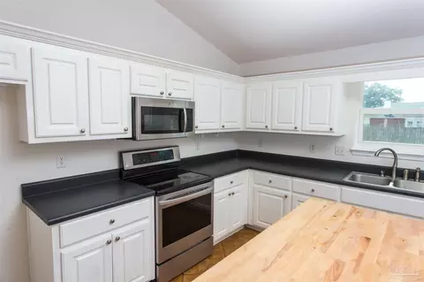 Kitchen - 6117 Jameson Cr, Pace, FL 32571 photo 5 of 6