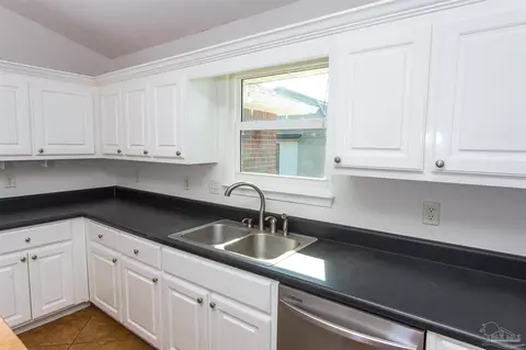 Kitchen - 6117 Jameson Cr, Pace, FL 32571 photo 4 of 6