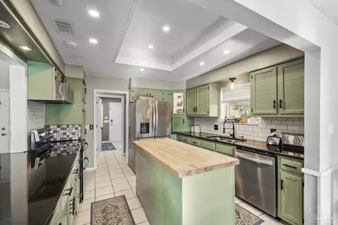 Kitchen - 5180 Rowe Trl, Pace, FL 32571 photo 5 of 7